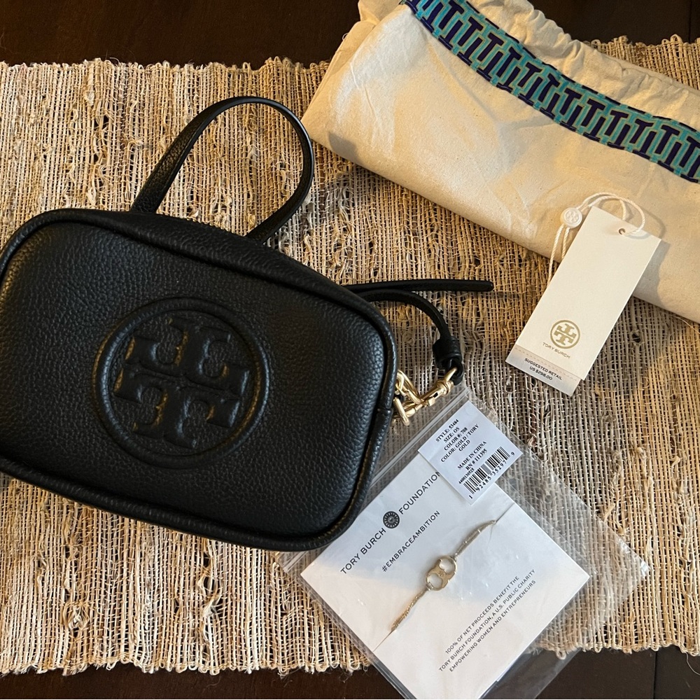 Like new Tory Burch camera bag.  Excellent condition with tags, dust cover